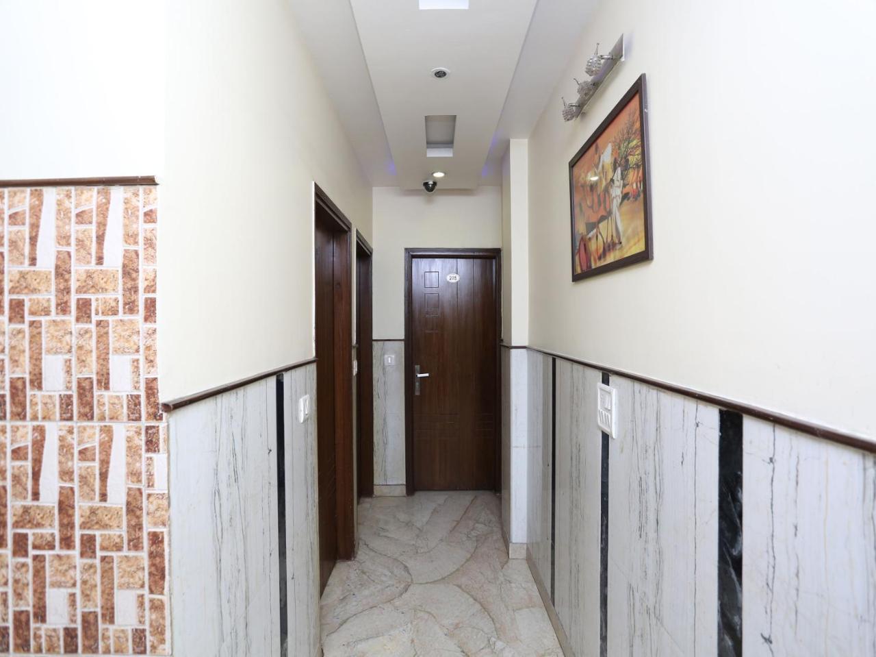 Hotel Guruvas Inn "Vaccinated Staff" Нью-Дели Экстерьер фото